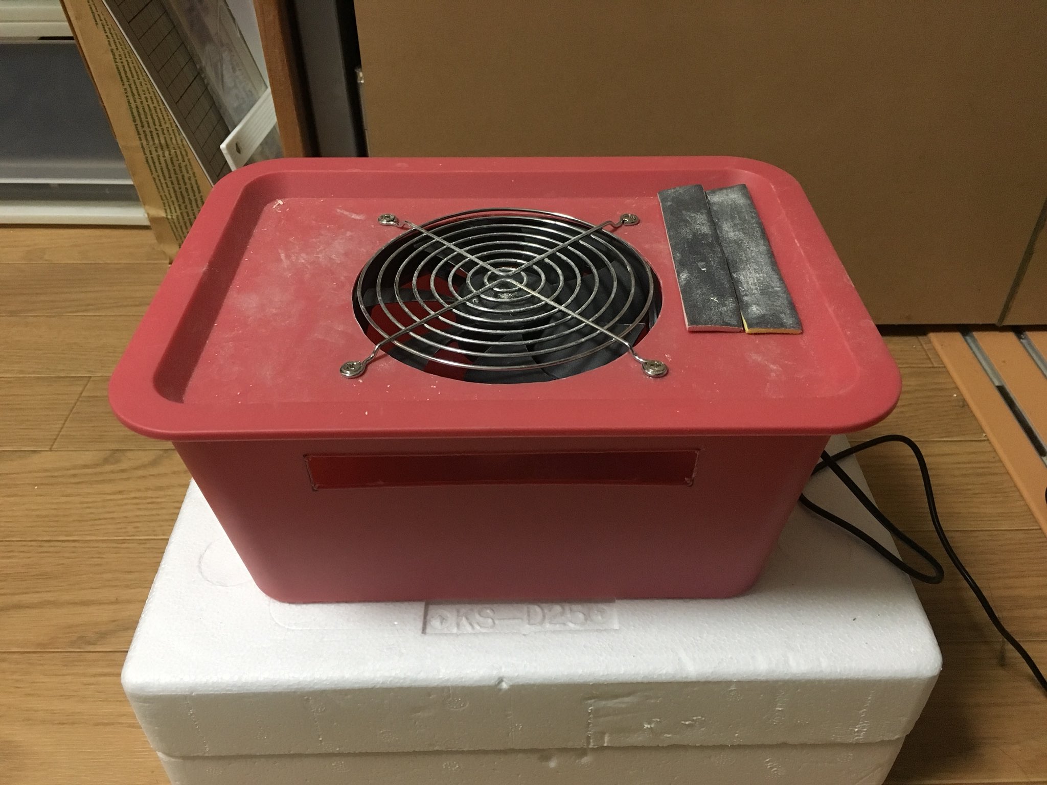煮物ハカセ ロボ開発 Dcファンと100均の容器で自作した水フィルタ式集塵器 思いの他 具合がよくて気に入ってる これがあるとヤスリがけの時 粉塵が部屋に舞わなくてよい T Co Kgv5mszyje Twitter