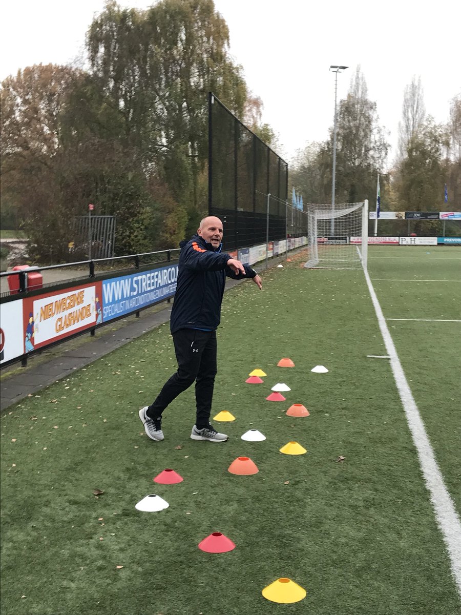 kvandennouwlant's tweet photo. #OldStars #WalkingFootball cursus in Nieuwegein. 👣 Training volgens de methodiek van het Athletic Skills Model ⚽️ onder leiding van @BartLogchies &amp; René Wormhoudt 👉 veel nieuwe kennis en inspiratie opgedaan 👈 #buurtsportcoach @Jibbhelmond https://t.co/3XmjzsWp74