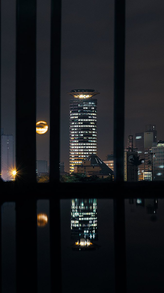 Rey_matata's tweet photo. 15.11.2016
At a time like this last year, @xixoCollective and I were already positioned to capture the #Supermoon rising over #Nairobi 's skyline.
Despite the heavy downpour , the moon shone and rose through the dark and gloomy weather https://t.co/orcq6Wd7yi