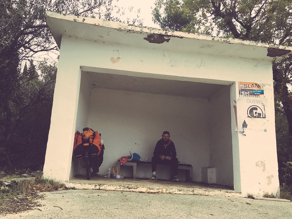 sfoxalive's tweet image. 8am&amp;amp; I was down to my boxers changing in a remote bus stop when a car pulls up, I turn and see a policemen asking to see my passport! #pantscheck or #passoportcheck?! #bikeproblems