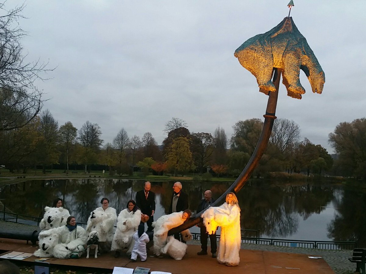 CarstensenFSC's tweet photo. #Cop23 'Unbearable' sculpture - now penetrated by an updated temperature curve #FSC_IC https://t.co/nC65Dn8LXZ