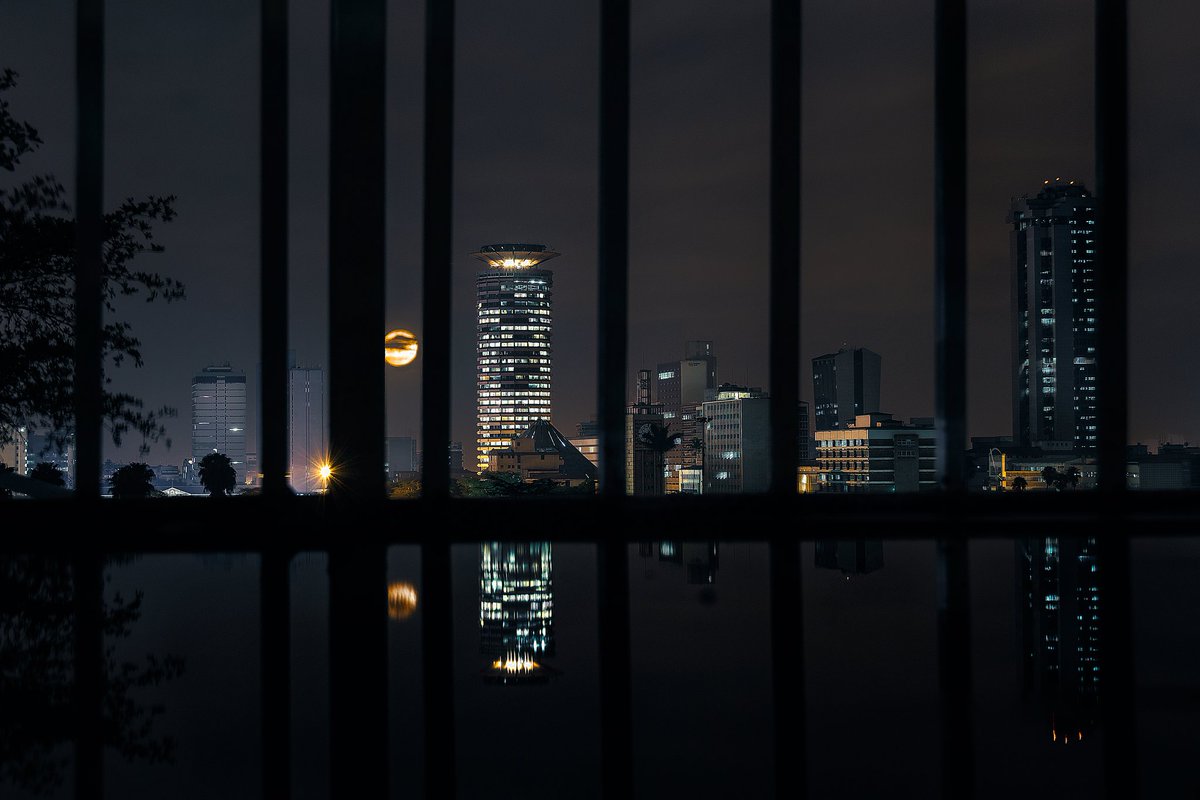 Rey_matata's tweet photo. 15.11.2016
At a time like this last year, @xixoCollective and I were already positioned to capture the #Supermoon rising over #Nairobi 's skyline.
Despite the heavy downpour , the moon shone and rose through the dark and gloomy weather https://t.co/orcq6Wd7yi