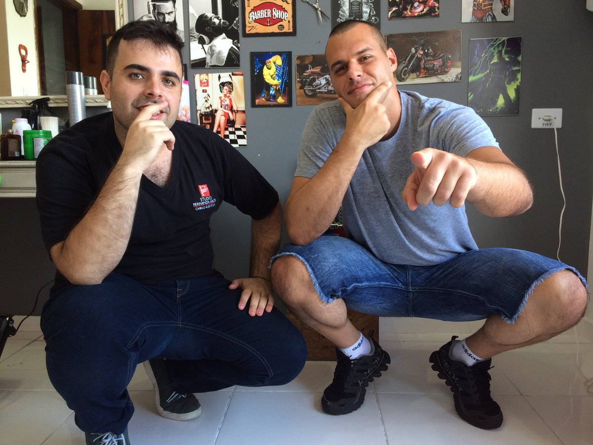Deola22's tweet photo. E agora @bruno.lisanti e eu aderimos e com estilo, a moda do @oThiagoventura #PoseDeQuebrada. Kkkkkkk #SemEstilo #Descontração #Alegria #Pose #Viral #Bombando #Deola #Deola_22 #Instagram #Facebook #LinkedIn https://t.co/cLK0a0liO7
