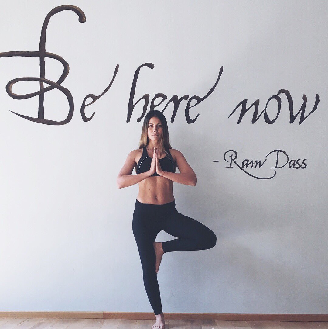 Amandarosars's tweet photo. Namaste gente! Hoy en el lanzamiento de #Nectarea en @o2yogamexico ! Delicia de mañana ❤️ #yogui #yoga #yoguini https://t.co/ribXxpmHxH