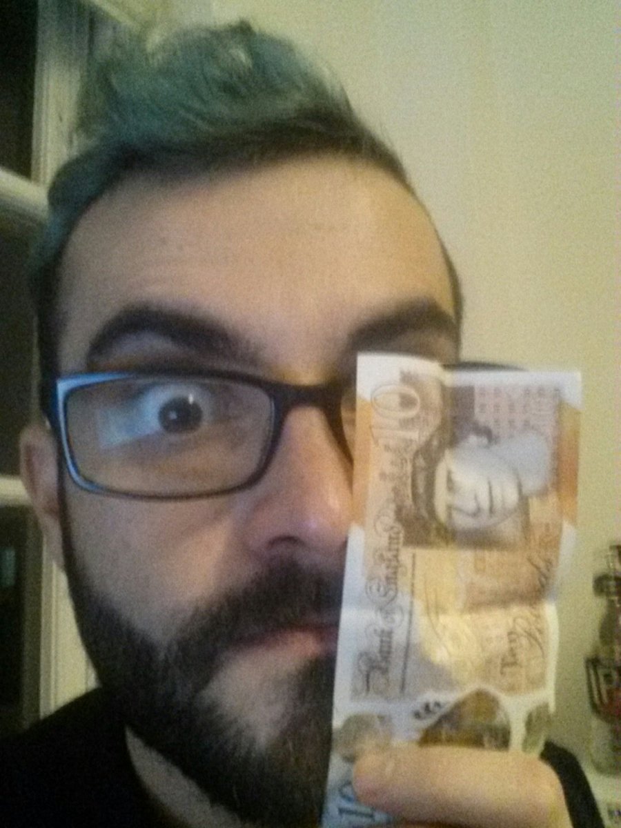 VledTapas's tweet photo. Ioutioube mané #London #ItSARichMenSWorld #WhoShopIsComing #GodeSaveTheQueen https://t.co/ysbPw1JF6V