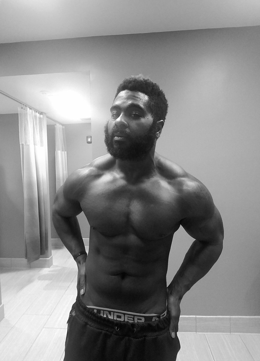 iAmDieselGod's tweet photo. Turning myself into a work of art....#BlackAndWhite #Bodybuilding #Bodysculpting #DieselSeason #DieselGod #Swolfie #SwoleSquad #Fitspo #FitLife #FitnessMotivation #EbonyAesthetics #EbonyFitness #EbonyFitFreaks #FlexTillYoureFamous #GettinItIn #BodybuildingMotivation https://t.co/4Ze4J2Ho6Z