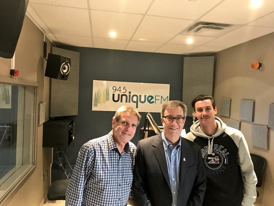 945UniqueFM's tweet photo. De la belle visite en studio. Ne manquez pas l'entrevue avec @JimWatsonOttawa sur nos ondes à 16h30. Au menu : bilinguisme, Sénateurs et développement économique. https://t.co/jUWOdVZvuF