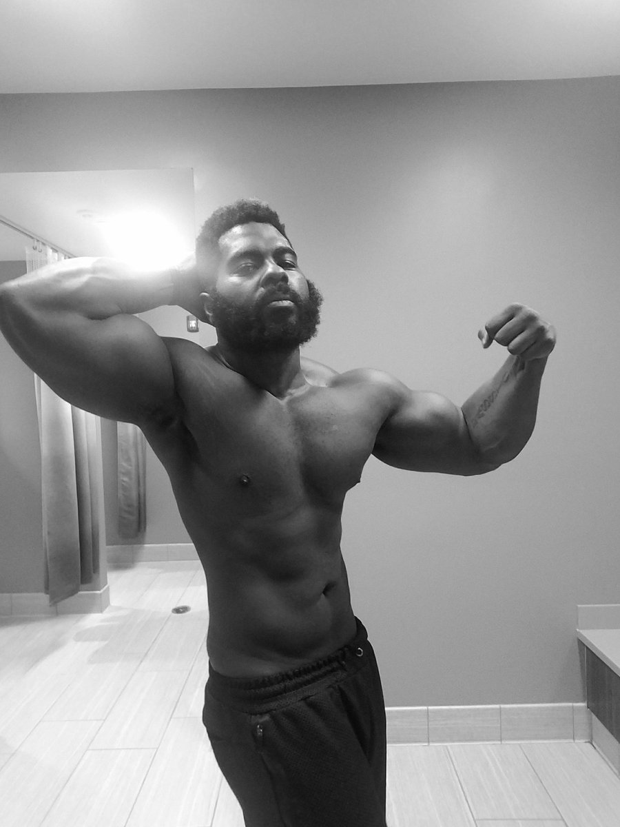 iAmDieselGod's tweet photo. Turning myself into a work of art....#BlackAndWhite #Bodybuilding #Bodysculpting #DieselSeason #DieselGod #Swolfie #SwoleSquad #Fitspo #FitLife #FitnessMotivation #EbonyAesthetics #EbonyFitness #EbonyFitFreaks #FlexTillYoureFamous #GettinItIn #BodybuildingMotivation https://t.co/4Ze4J2Ho6Z