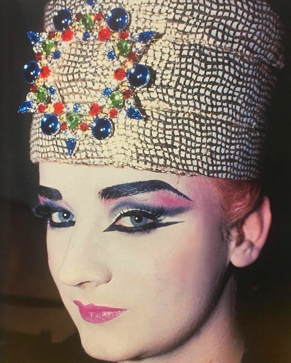 boygeorgeitalia's tweet photo. Amo le sue foto in primo piano! Almeno si nota ancora meglio la sua perfezione! ❤😍 #eccentric #idol #myidol #cultureclub #boygeorgemakeup #newwave #80sstyle #80s #makeup80s #makeupman #sing #singer #thewarsong #wakingupwiththehouseonfire #boygeorgeitalia #perfection https://t.co/lwLy0ieyUE