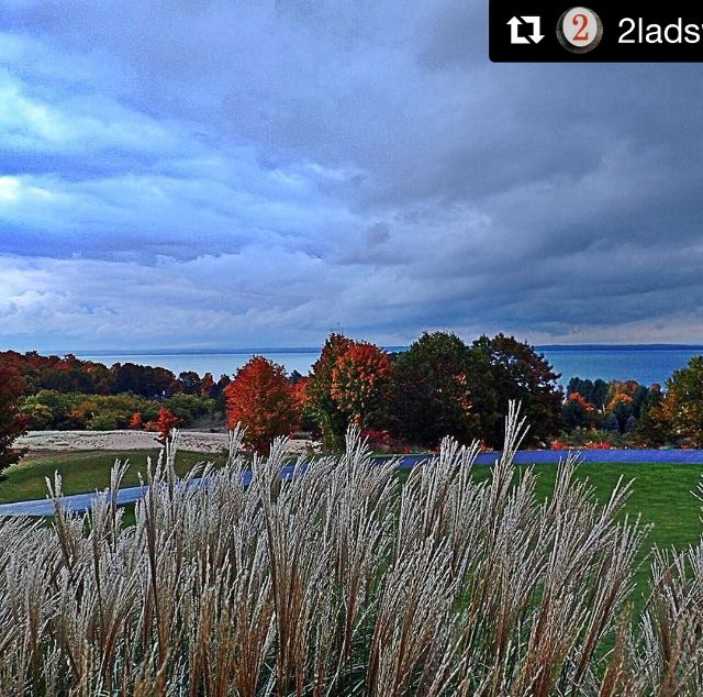 OldMissionTours's tweet photo. @2LadsWinery is home to stunning views, delicious wine, and a cozy tasting room #favorites #wine #winetour #traversecity #tcmi #puremichigan https://t.co/MMmBQ3dNV3