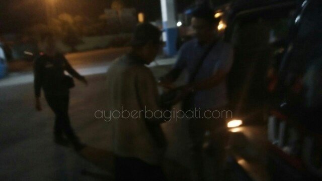 AyoberbagiPati's tweet photo. #DUGEL Dundum Sego Buntel 10 Nov 2017.
Alhamdulillah 80 nasi & minum tersalurkan utk mkan mlam saudara kita di jlanan. https://t.co/xIgR7BbFpu