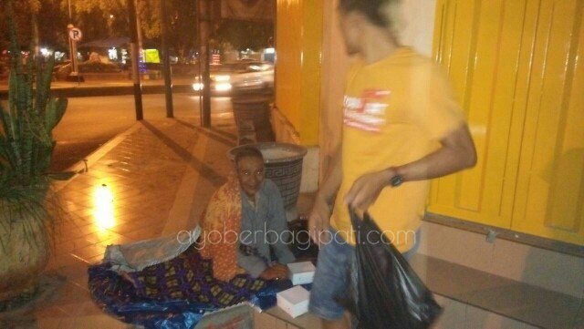AyoberbagiPati's tweet photo. #DUGEL Dundum Sego Buntel 10 Nov 2017.
Alhamdulillah 80 nasi & minum tersalurkan utk mkan mlam saudara kita di jlanan. https://t.co/xIgR7BbFpu
