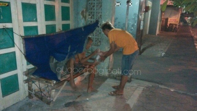 AyoberbagiPati's tweet photo. #DUGEL Dundum Sego Buntel 10 Nov 2017.
Alhamdulillah 80 nasi & minum tersalurkan utk mkan mlam saudara kita di jlanan. https://t.co/EshDXdJWMp