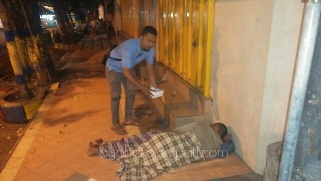 AyoberbagiPati's tweet photo. #DUGEL Dundum Sego Buntel 10 Nov 2017.
Alhamdulillah 80 nasi & minum tersalurkan utk mkan mlam saudara kita di jlanan. https://t.co/EshDXdJWMp
