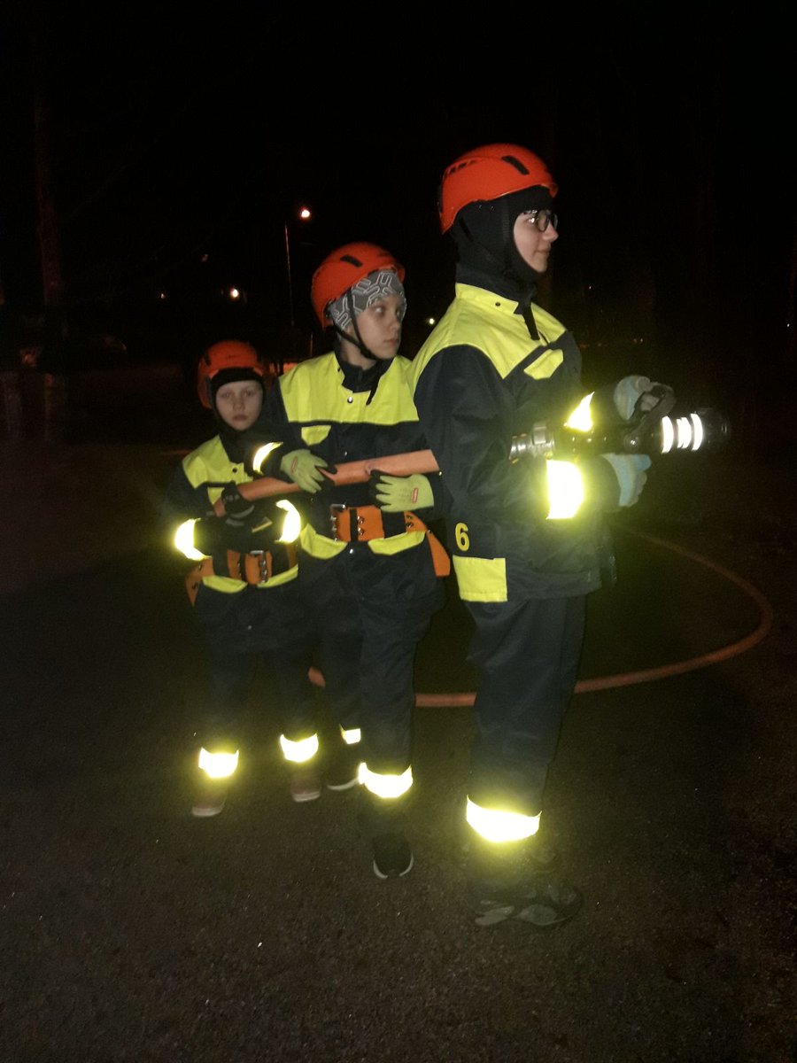 LHSP_ry's tweet photo. #nuoriso-osasto perusasioiden äärellä. #joukossa #on #voimaa #yhteistyö #auta #kaveria #sopimuspalokunta https://t.co/qBLWxGwqpv