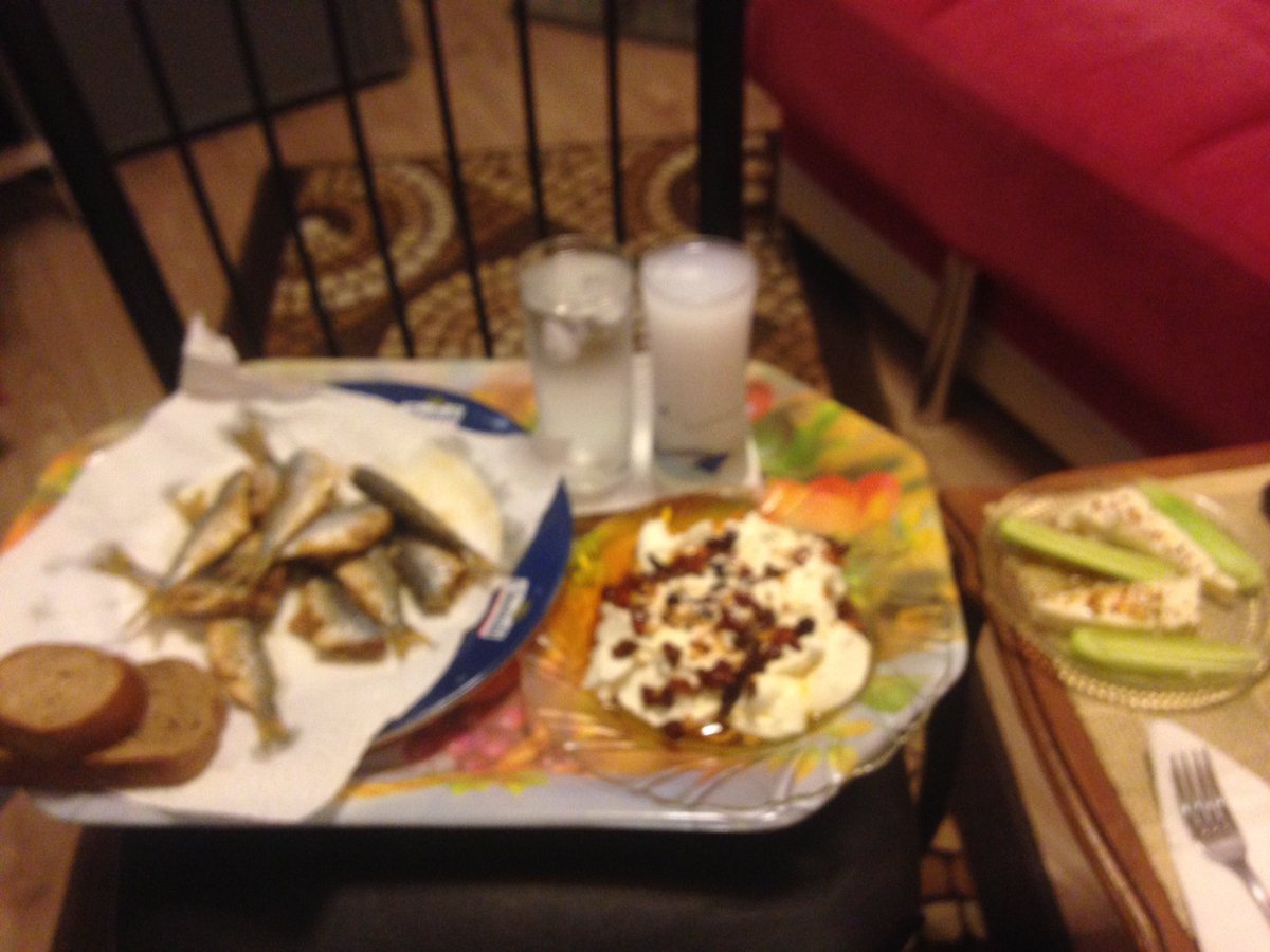 o vakıt,
bir sait'e,
bir faik'e,
bir alexandra'ya,
bir yanakimu'ya,
bir de c. kavukçu'ya...
ve dostlara,
ve ruhunu yazıyla avutan tüm fani insanlara.
afiyet(iniz)e...

mutlu akşamlar kâinat (mümkünse)... 😊