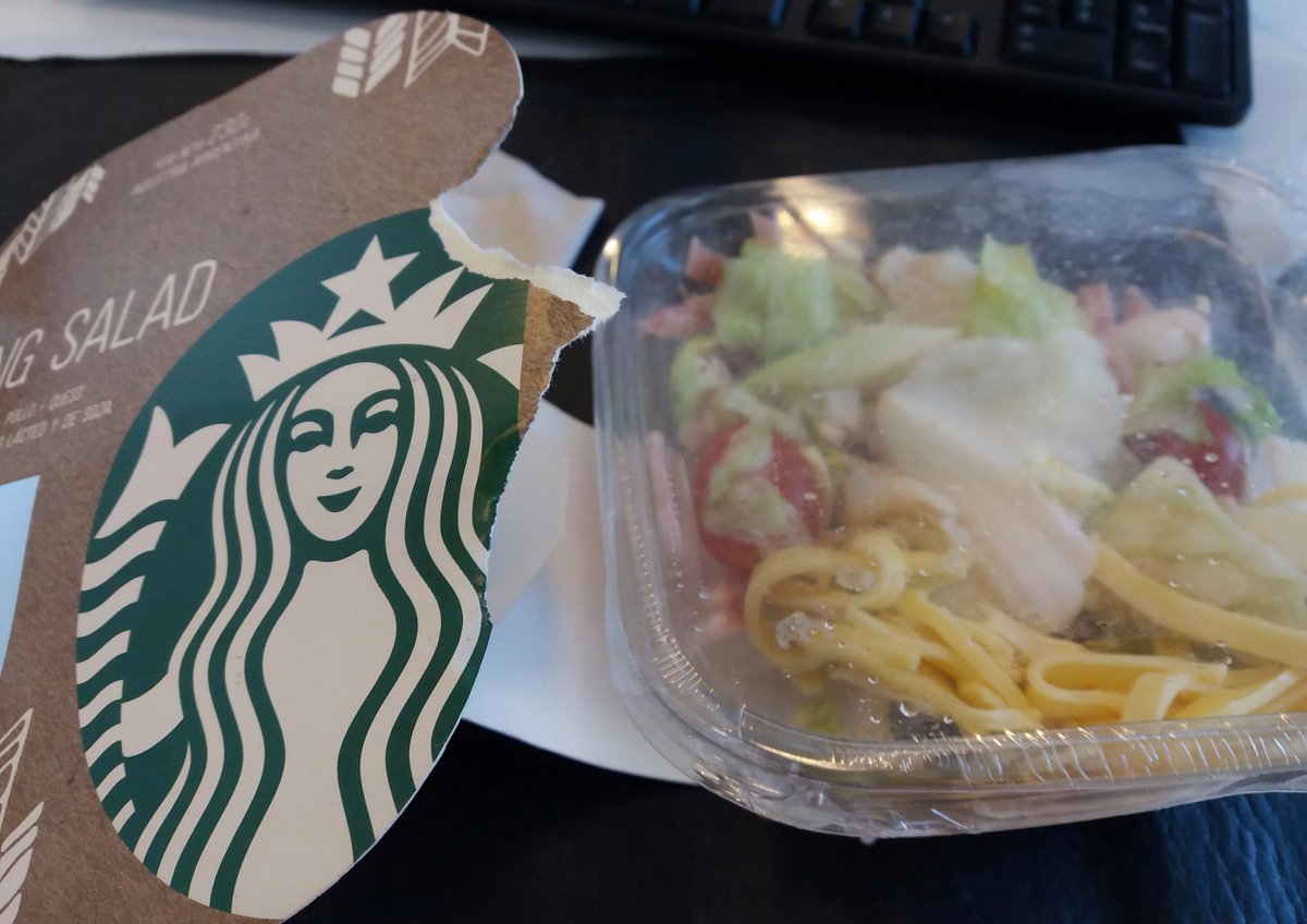 CpmClaudiam's tweet photo. $120 ensalada que no cubre ni la mitad del recipiente. Vergüenza @StarbucksAr https://t.co/yypu8PnrH7
