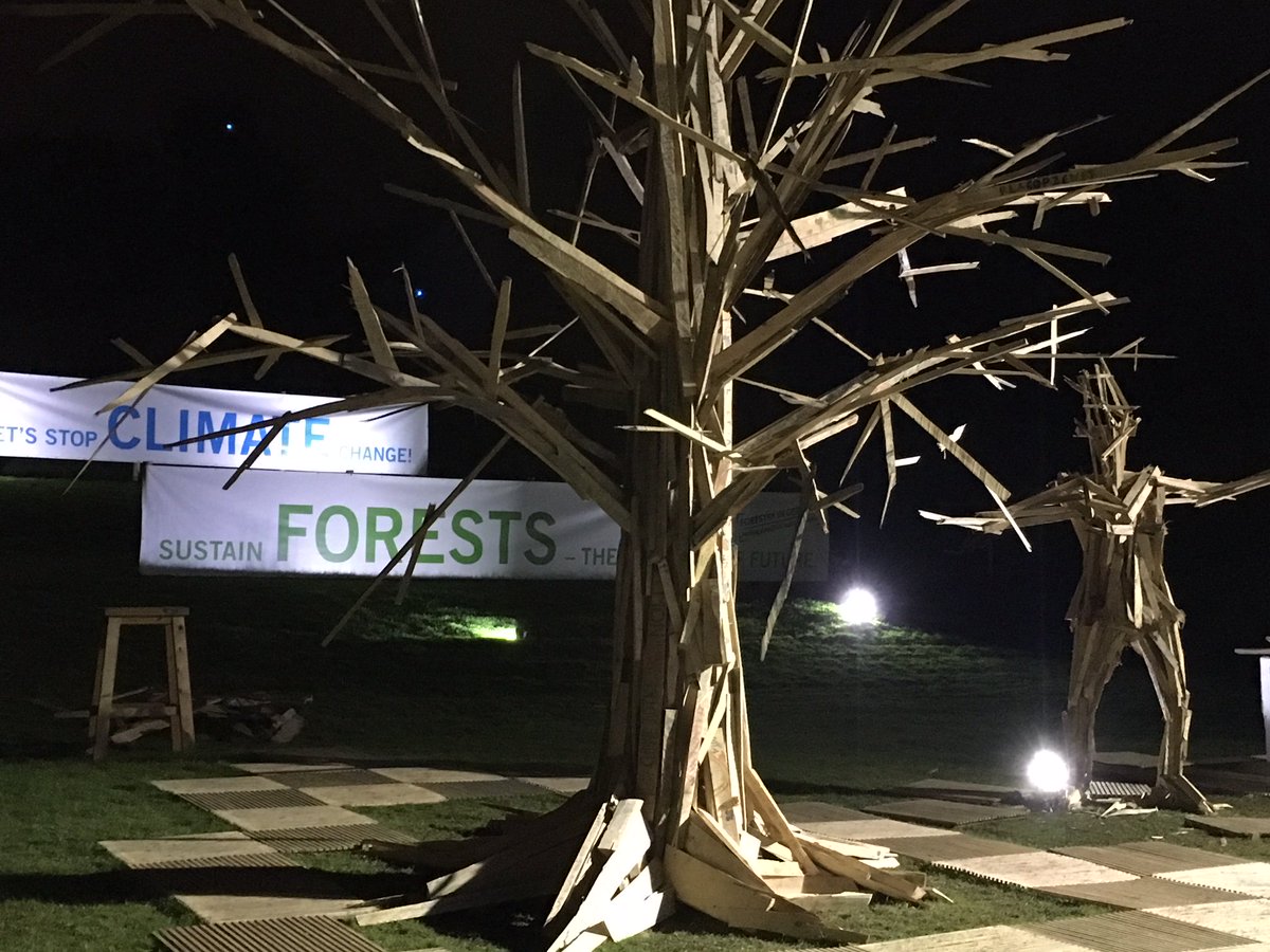 #COP23 by night:  Außerhalb der großen UN-#Klimakonferenz-#Zeltbauten gibt es strahlende #Lichter, leuchtende #Globen und hölzerne #Mahnmale gegen #Abholzung, #Umweltverschmutzung und #Klimawandel. #ProtectThePlanet #POWER2CHANGE