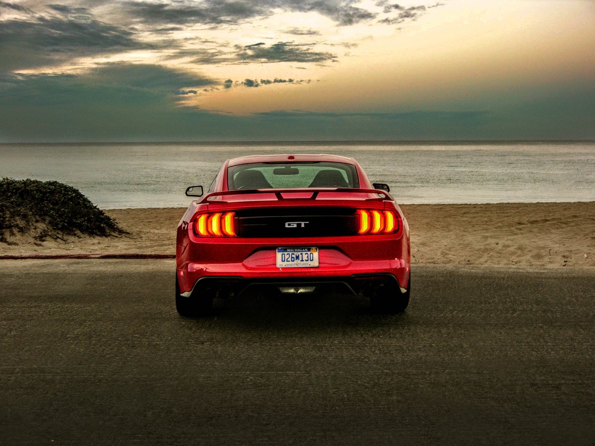 The Mustang GT in Premium trim is a powerpack on beta blockers... a car that comes with a luxury-to-dexterity ratio that borders on being brilliant in every way. 95octane.com/2017/11/13/201…