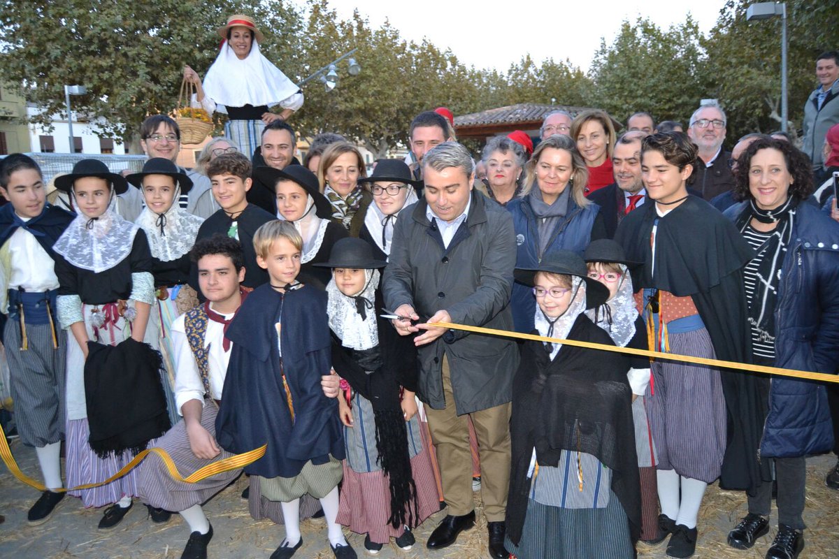 dijousbo's tweet photo. Ja és oficial, queda inaugurada la fira de fires. El #DijousBo17 ha començat!, un any més amb la mateixa il·lusió de sempre @Virgilio_Moreno https://t.co/LqL1lef021