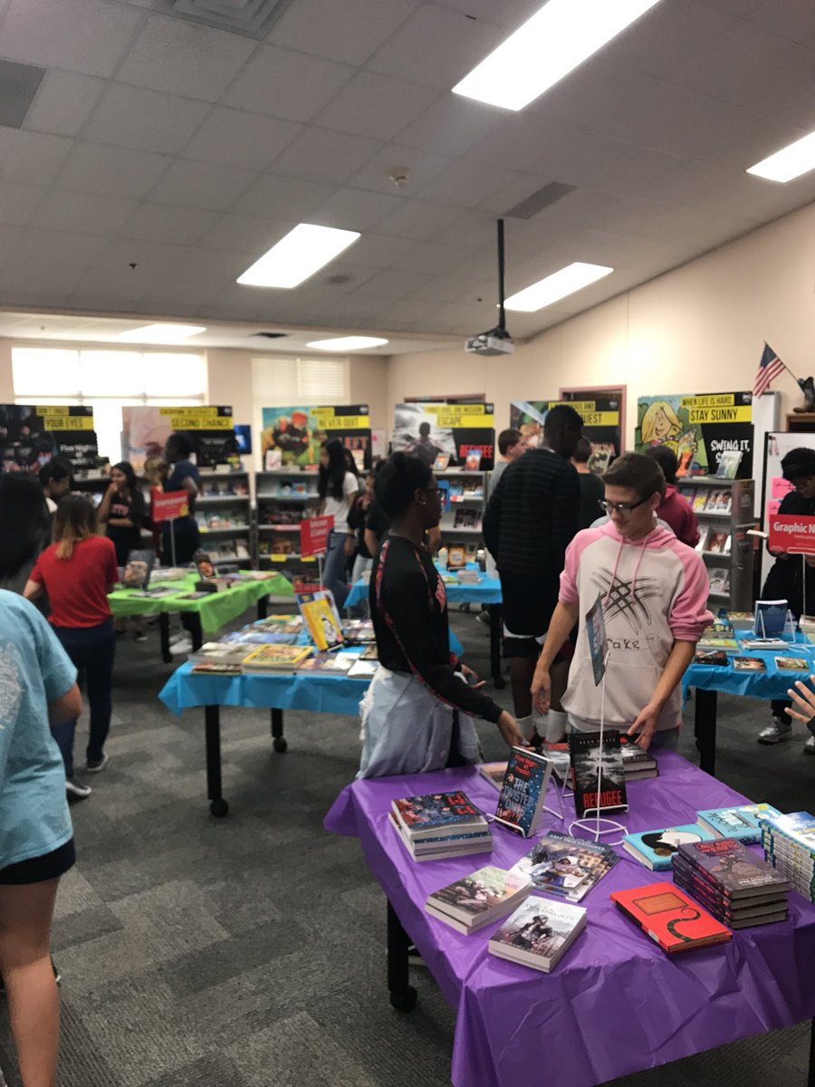 CoachKatzer7's tweet photo. Itโs the most wonderful time of the yearโ Book Fair time! ๐๐๐๐๐๐ #VillageNorth #CMSNorth https://t.co/J1g7uZLdjB