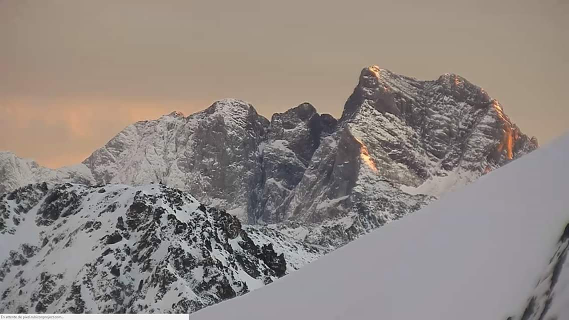 Meteo_Pyrenees's tweet photo. Superbe coucher de #soleil sur le #Picdumidi et le #Vignemale dans les #Pyrénées. Captures cam stations La Mongie et Cauterets. https://t.co/O350stsgWO
