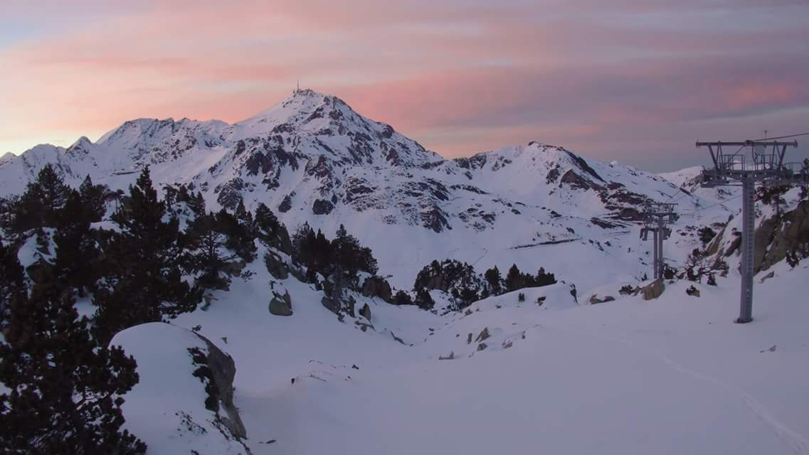Meteo_Pyrenees's tweet photo. Superbe coucher de #soleil sur le #Picdumidi et le #Vignemale dans les #Pyrénées. Captures cam stations La Mongie et Cauterets. https://t.co/O350stsgWO