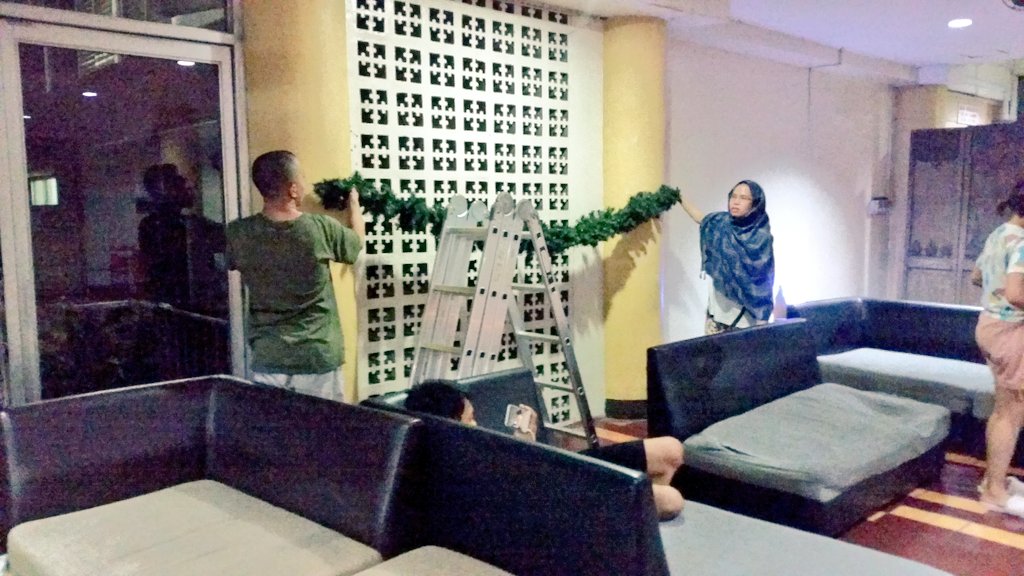 Eirizu's tweet photo. Putting up Christmas decorations at the Ipil lobby while listening to Disney songs 💖 @ipilista https://t.co/XriAr0wIsl