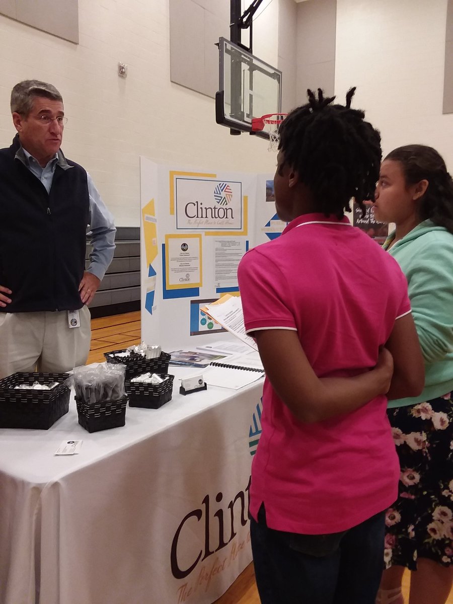 DarkHorseDoc's tweet photo. #Clinton-Sampson #CTECareerFair Part 2. Thank you, @hogslat, @SampsonRMC, @ClintonNCMgr, #SouthernProduce, our #CHSCTE  students benefited from your expertise! https://t.co/QuE2TIG92c