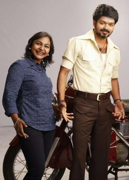 Hemarukmani1's tweet photo. Reliving this special moment, on the #5thweekofMersal ...trying the #ThalapathySwag  with the man himself ! #ThalapathyFan  #DreamsComeTrue ! Thanks #Gvenkatram for this memorable click #TSL100 #Mersal  @MuraliRamasamy4 @ThenandalFilms https://t.co/TPJd6EOJNU