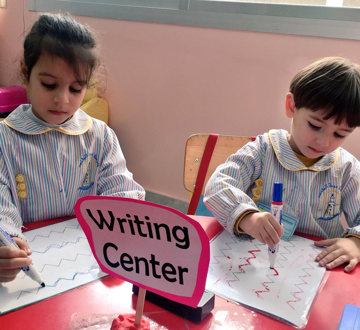 reem_chams's tweet photo. KG1 A learners used different techniques to model and trace #zigzagLines #geometry #writingCenter #DiscoveryCenter #learningThroughPlay @DawhaHighSchool @FThaalby https://t.co/fkmxSvPMZk