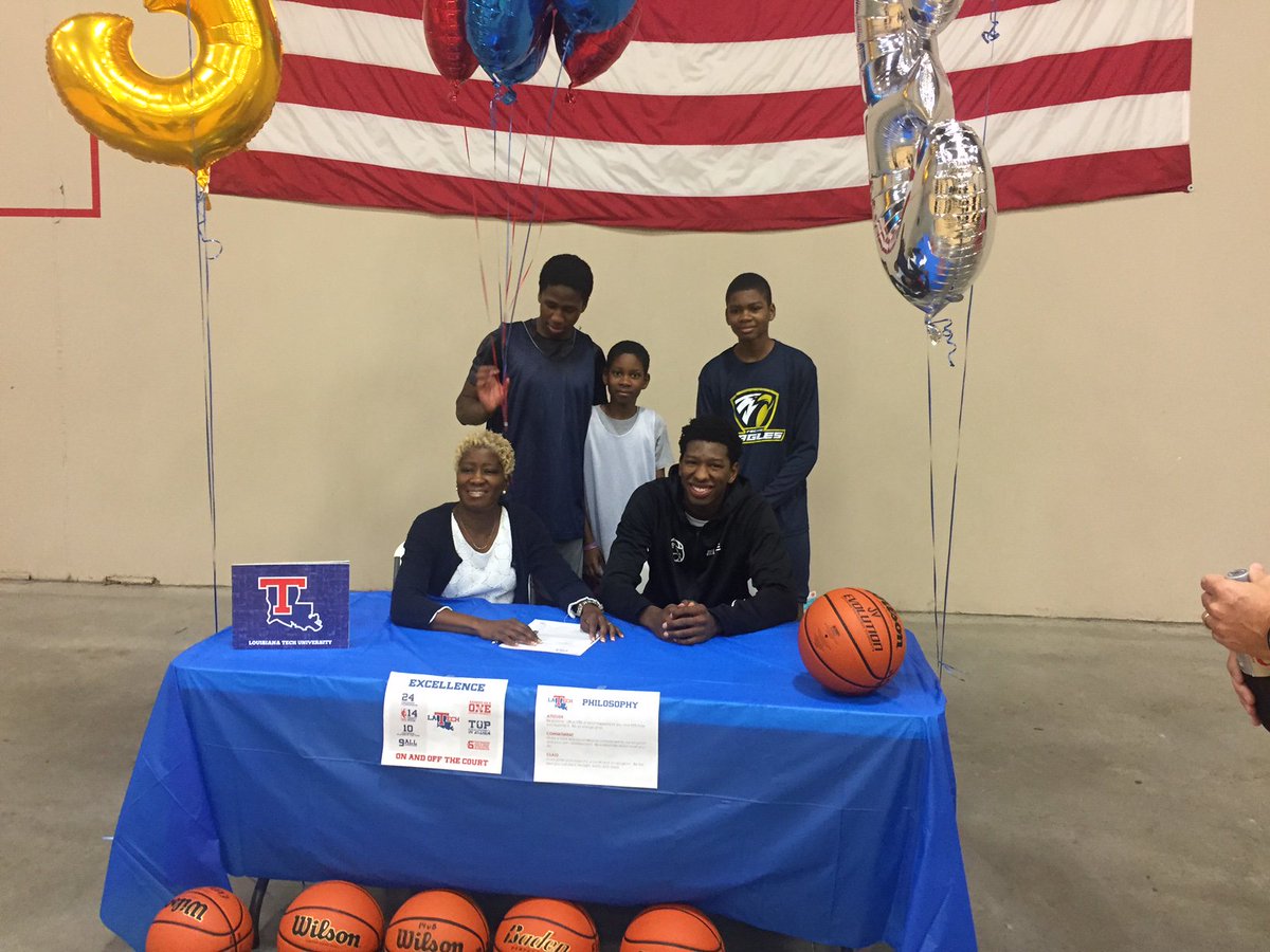 PSATFounder's tweet photo. Congrats to my man Stacey Thomas (2018) on signing his LOI to play basketball for Louisiana Tech Hoops @TexasHoopsGASO @areacodes @CoachPeteCamps @TXboysbasketbal @RcsSports @LATechHoops @Staceyalmighty @wisevick0 @Rivals @bigsloan32 https://t.co/1w7cpZIdkh