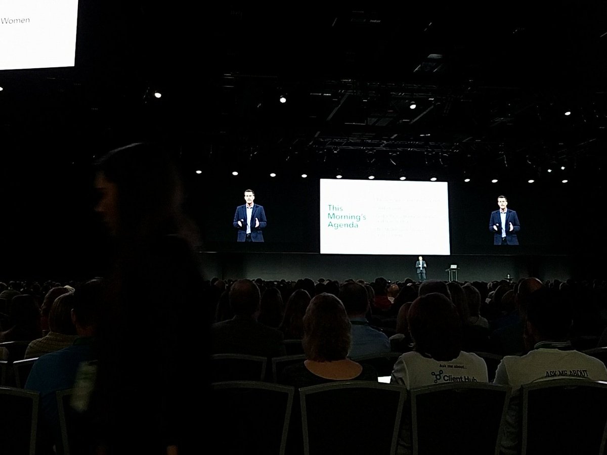 iamalisonball's tweet image. Its on!!!  @Rich_Preece kicking off #QBConnect 2017!  Packed house for accountant kickoff!