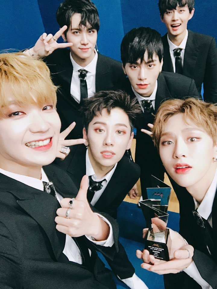 JBJtwt787's tweet photo. [#켄타🍓] AAA시상식에서 저희JBJ가 라이징스타상을 받았습니다!! 저희 JBJ한텐 첫 상인데요 또 하나 저의 꿈이 이루어졌습니다 이 상은 팬분들과 같이 받은 상이라고 생각해요 그리고 항상 옆에서 고생하신 저희 스탭분들에게도 감사드립니다! 앞으로도 화이팅 있게 열심히 활동 하겠습니다! 러브잉♡ https://t.co/OerSeIWpQb