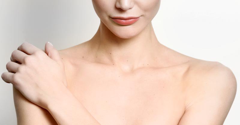 SS_EspacioAlma's tweet photo. #TipsSS. Cuello y Escote. No te olvides de incorporar a estas áreas del cuerpo las rutinas diarias de cuidado tal como hacés con la piel del rostro. Entre ellas, la principal es la aplicación del protector solar. #tubellezaesunica cuidala! https://t.co/OsCxqhFdiQ