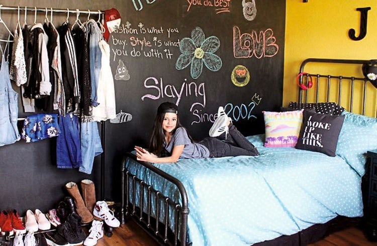 J14Magazine's tweet photo. .@jennaortega has bedroom goals! Anyone else dying for chalkboard wall? https://t.co/FLE5OAcuo0 https://t.co/xem3CjGa0E