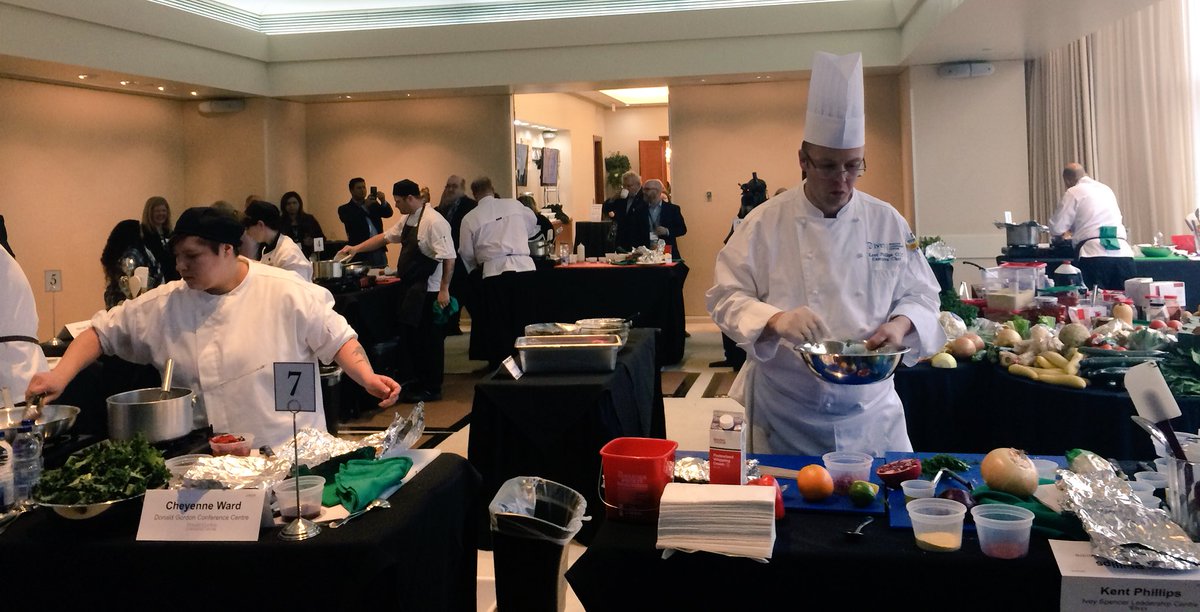 And we’re under way...smells amazing!! Copper skillet competition 2017 #MPITO17IACC