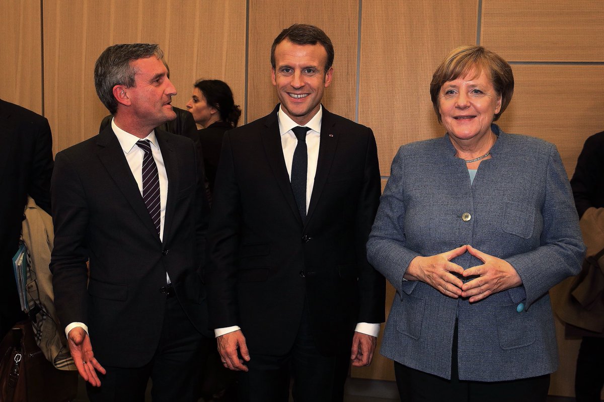 Thomas_Geisel's tweet photo. Kurzes Treffen am Rande der 23. UN-Klimakonferenz mit Bundeskanzlerin Angela Merkel und Frankreichs Präsidenten @EmmanuelMacron, dem ich herzlich für sein Schreiben an die Düsseldorfer Bürgerinnen und Bürger anlässlich @letourDUS dankte. 
https://t.co/ULlcj4m8c4 https://t.co/EmtKJmXPx2
