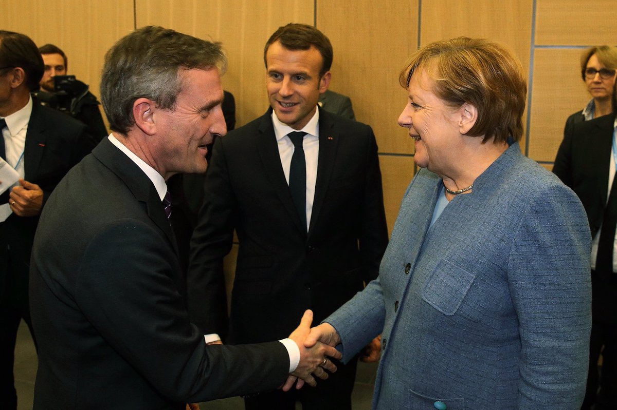 Thomas_Geisel's tweet photo. Kurzes Treffen am Rande der 23. UN-Klimakonferenz mit Bundeskanzlerin Angela Merkel und Frankreichs Präsidenten @EmmanuelMacron, dem ich herzlich für sein Schreiben an die Düsseldorfer Bürgerinnen und Bürger anlässlich @letourDUS dankte. 
https://t.co/ULlcj4m8c4 https://t.co/EmtKJmXPx2