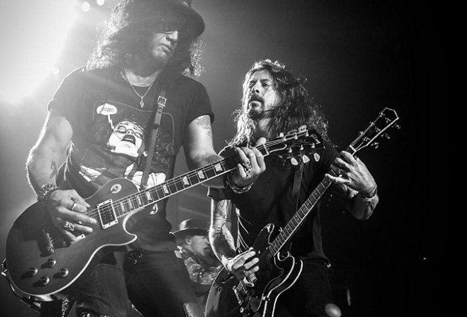 Video: Dave Grohl fue el invitado ilustre en reciente show de Guns N' Roses. rockaxis.com.co/rock/novedades…