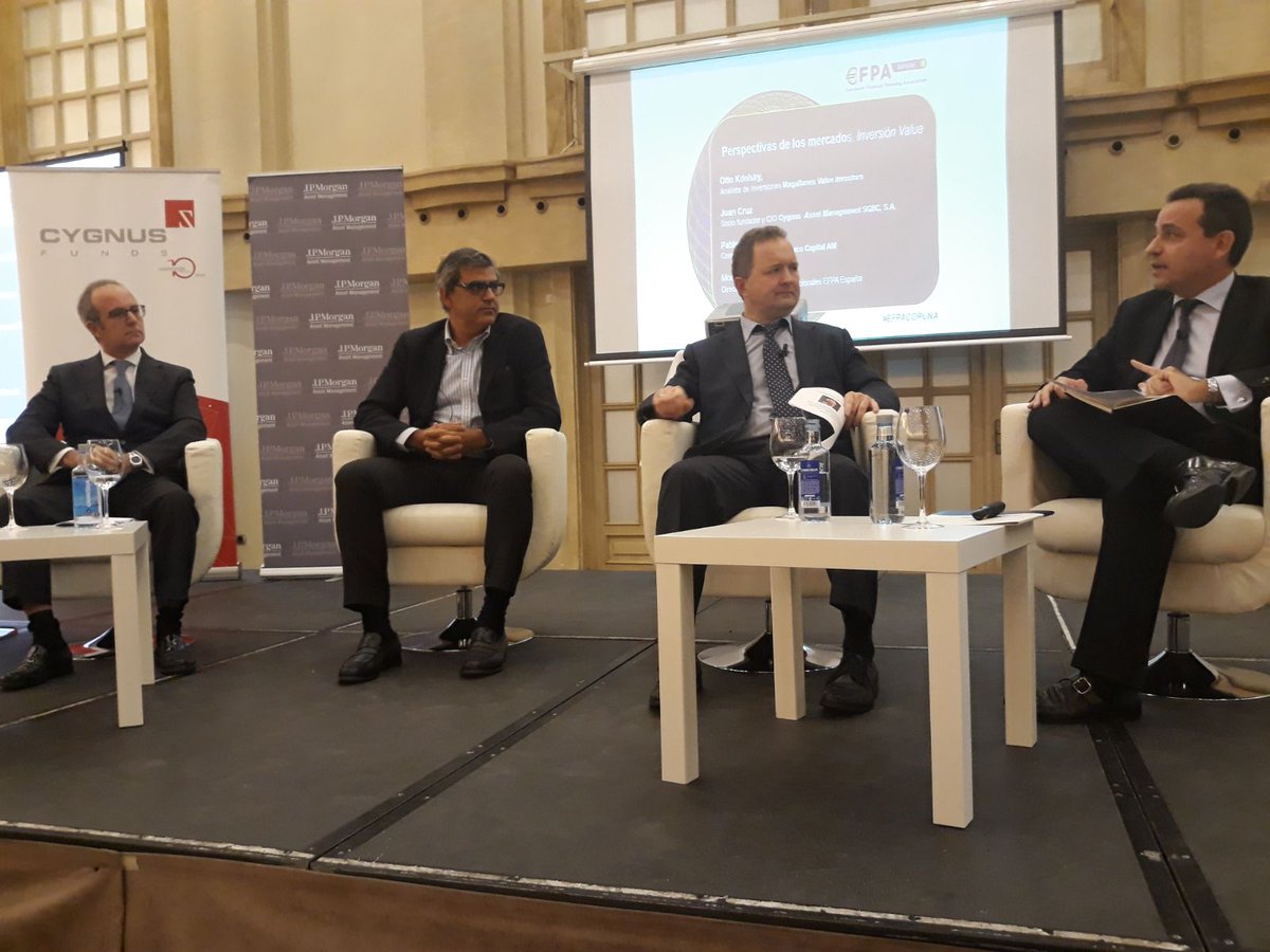 Juan Cruz en el evento #EFPACORUÑA, en la mesa de perspectivas de mercados moderada por <a href="/SergioMiguezM/">Sergio Miguez</a> #CygnusUtilities