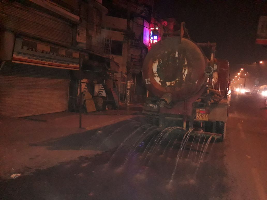 dm_ghaziabad's tweet photo. Late night water sprinkling. https://t.co/HMMEOBfTSV