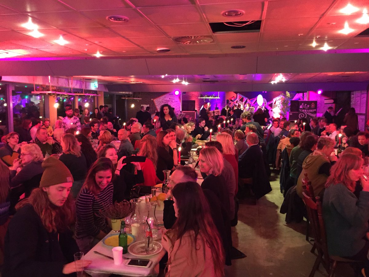 FimkeZwerink's tweet photo. #wijzijndestad betekent dat we de stad ook moeten leren delen. We beginnen aan lange tafels met samen eten  @AllonCheng bij @Ruimtekoers https://t.co/db3io9OTV7