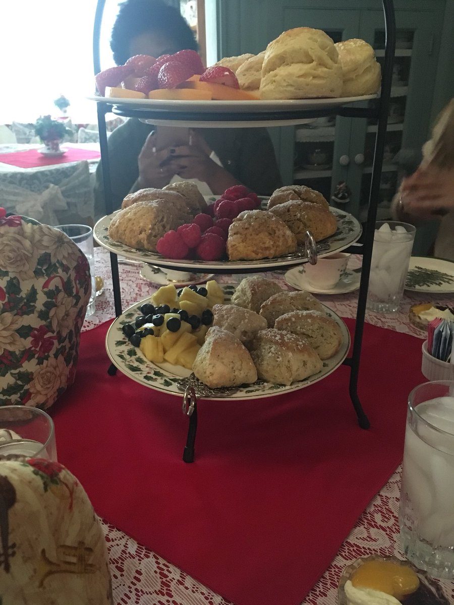 EtownAndrea's tweet photo. Had such a nice and relaxing time at tea today with some of my peers. #EtownSimplified #SweetRemembrances https://t.co/YvCR7QUjfQ