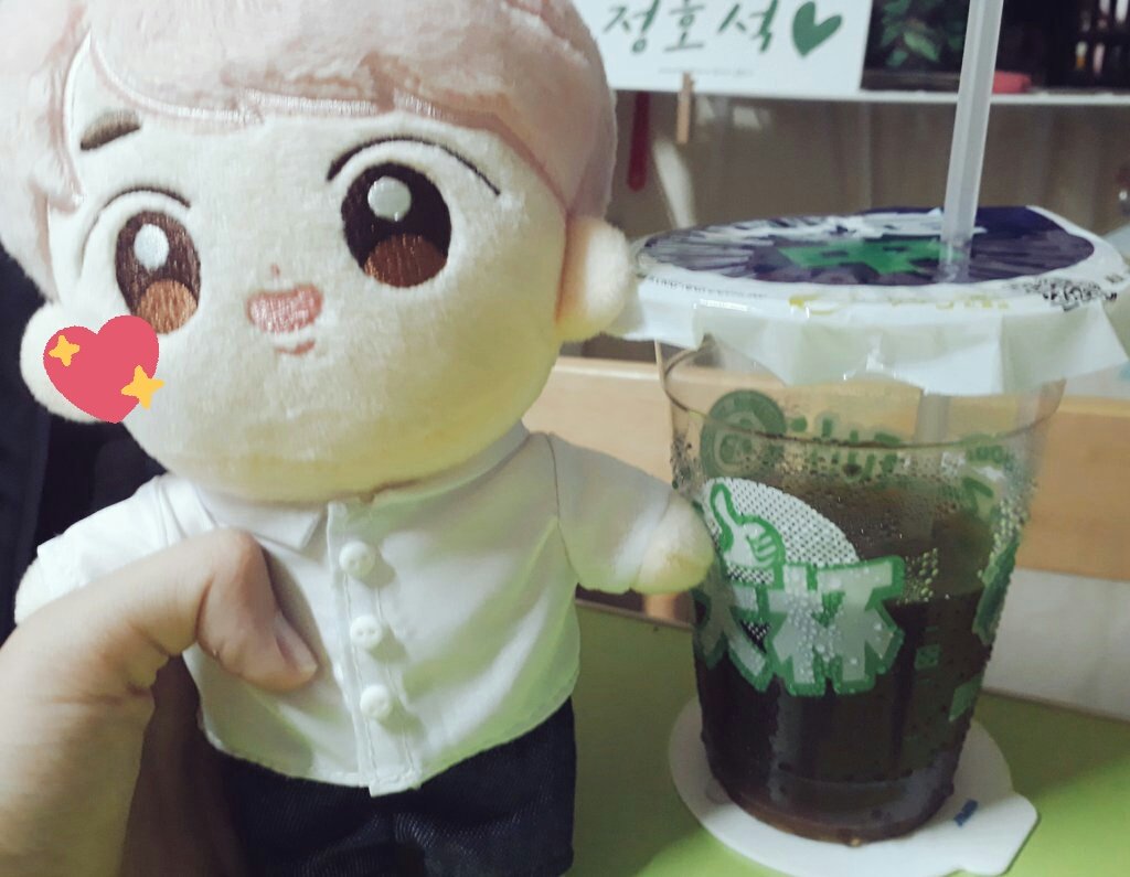 k43225's tweet photo. 「街恩啊、你比飲料大隻ㄟ。」
:嗯?????????
「街恩太大隻了,不能每次都帶你出去吃飯了。」
:啊你飲料不會��大杯一點?
「……是……。」
#BubbleJin https://t.co/APN72pAulH