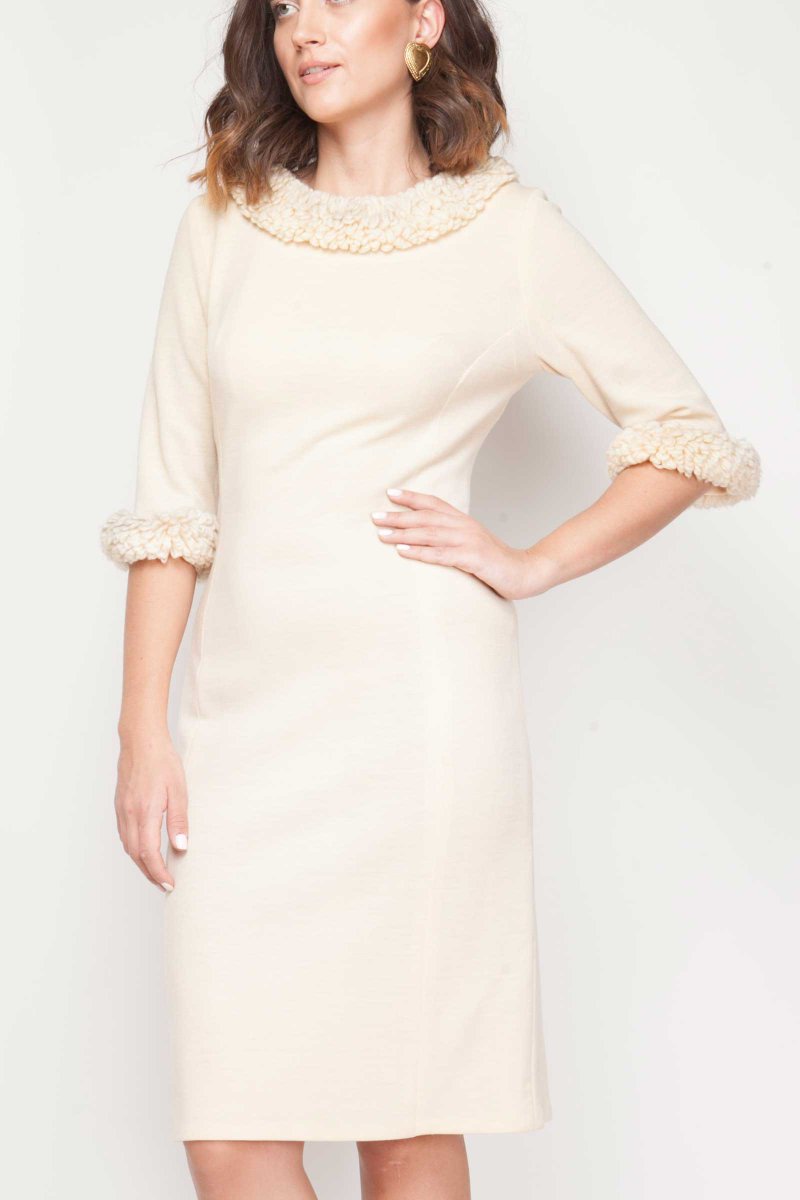 Good Evening ladies. This is my favorite vintage #outfit. Winter white is just glamorous. Both pieces 12 sz. Shop solovesvintage.com #womaninbiz #wnukrt