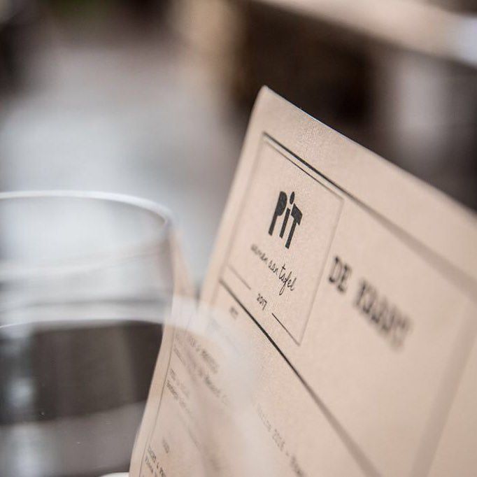 maneuver_agency's tweet photo. Een pittige kaart. #pit #cartboard #menu #lunch #recycled #paper #print #graphicdesign #glass #depommerie #pommerie https://t.co/qmUwz8LWgL https://t.co/xxVdx7NoR5
