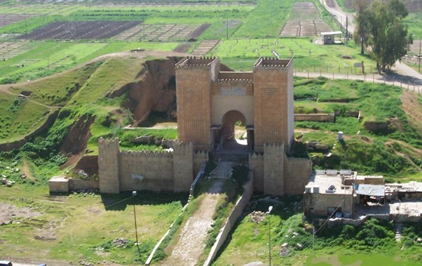 The Library of Ashurbanipal was destroyed when the Assyrian empire collapsed & was overrun by its enemies. The city of Nineveh was sacked so thoroughly that it was still an abandoned ruin when Xenophon marched past it 200 years later (which he writes about in his Anabasis).