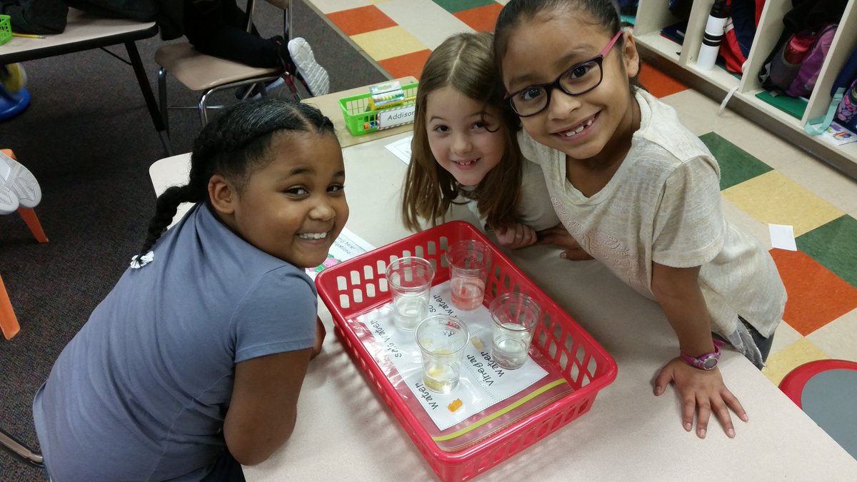 ClassensClass's tweet photo. Gummy Bear Experiment! We love writing like scientists! ❤✍🔎 #wearebriercreek #makingobservations  #writelikeascientist https://t.co/SfO7uOL05h