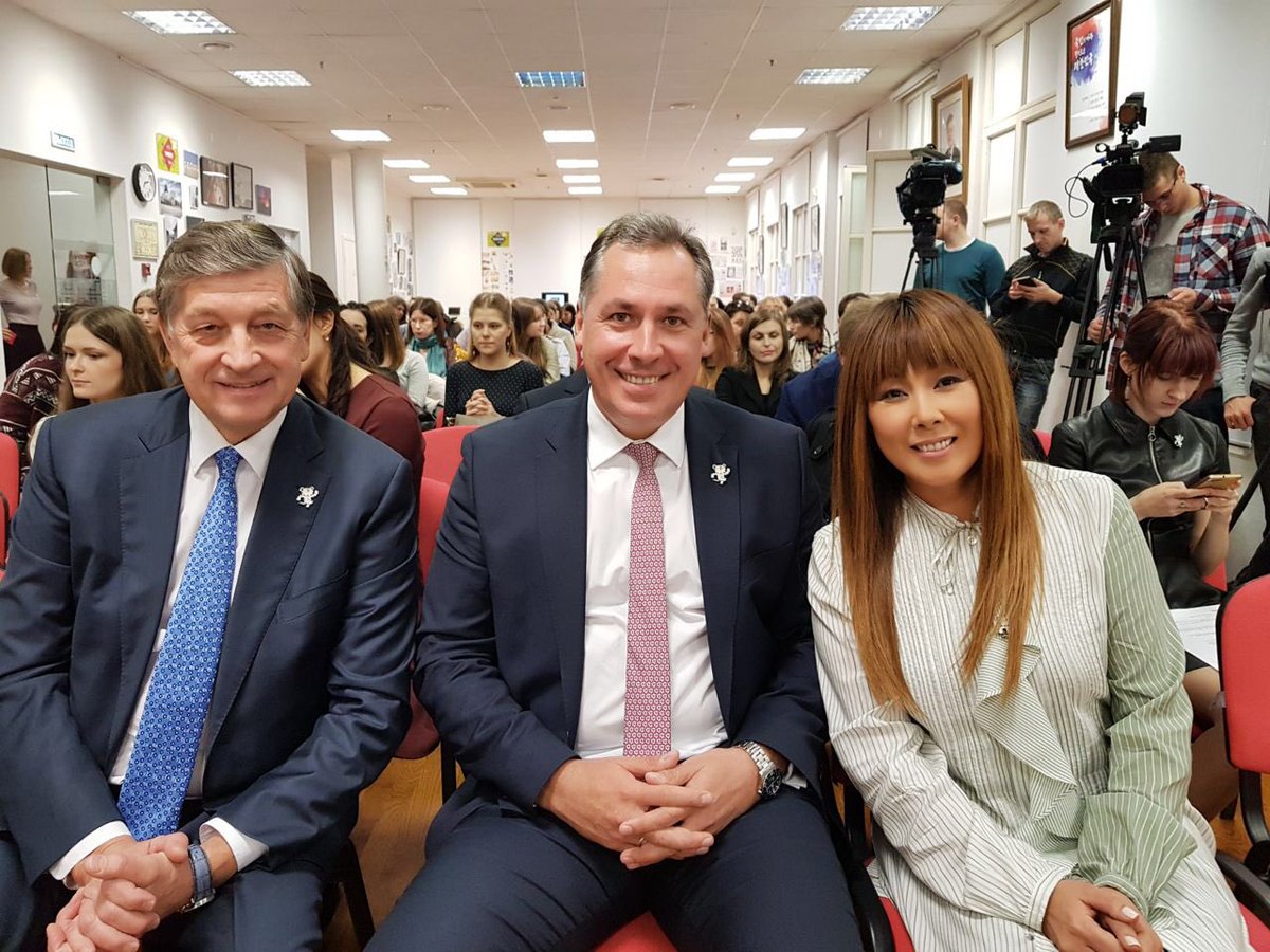 anitatsoi's tweet photo. А вот и вторая важная новость!
В Корейском культурном центре в Москве мне  была вручена почетная грамота факелоносца из рук Чрезвычайного и Полномочного Посла Республики Корея в РФ, господина У Юн Гын. 
 #анитацой #anitatsoy #посол #зимниеолимпийскиеигры #2018 #пхенчхан #факел https://t.co/nz2dNNlLtD